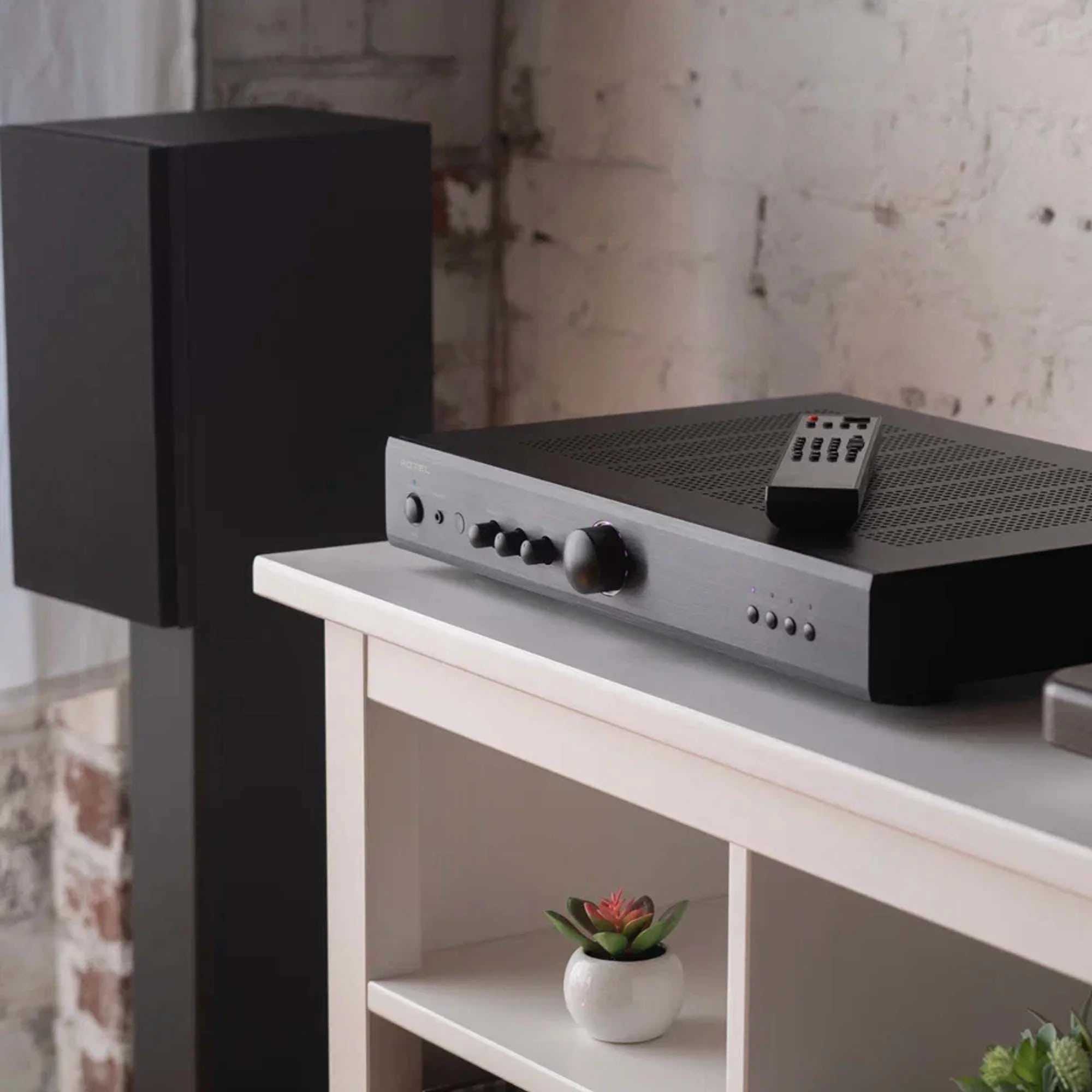 Интегральный усилитель Rotel A8 Black – цена, описание и отзывы — фото