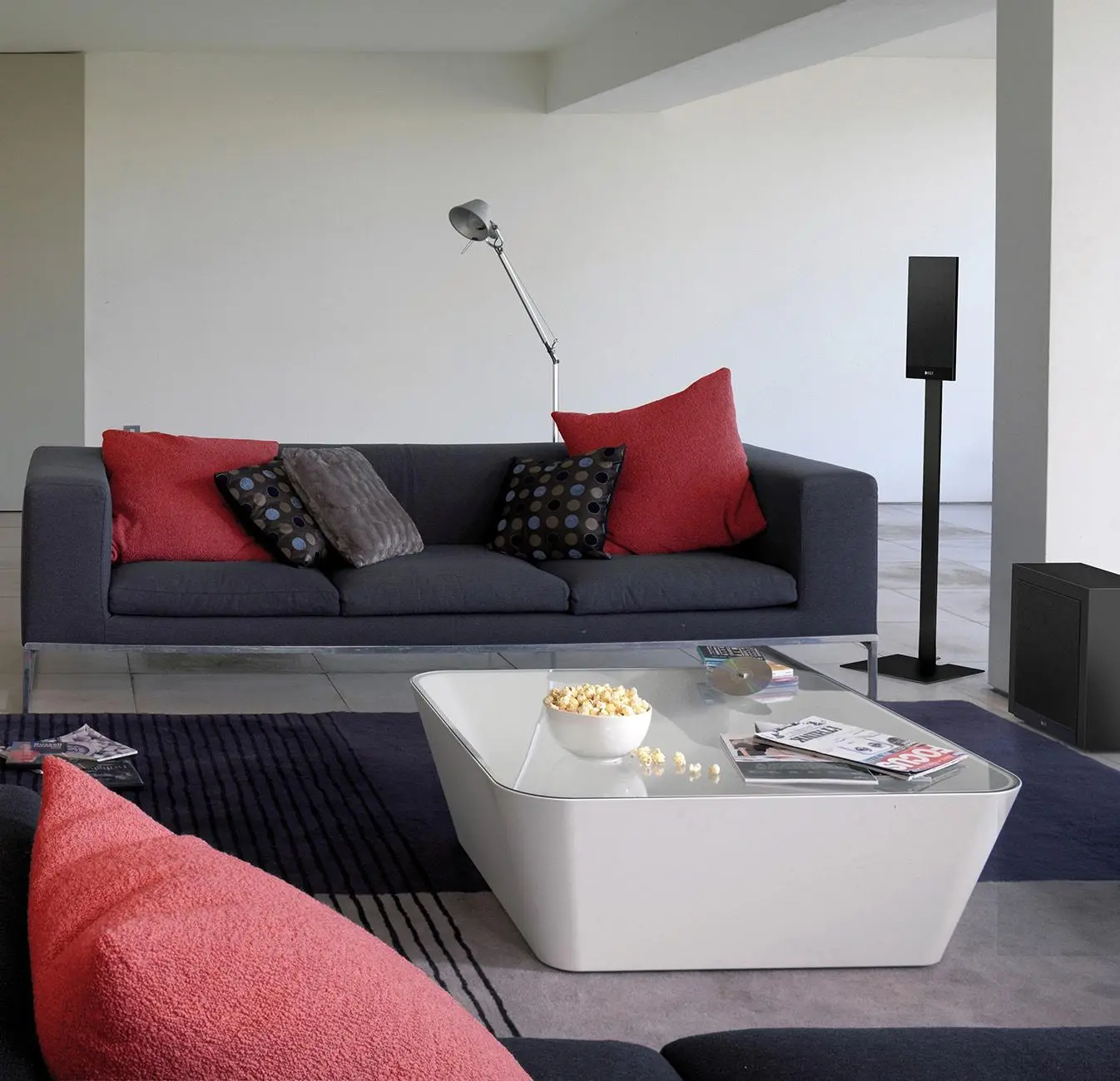 Стойка под акустику KEF T Series Floor Stand Black – цена, описание и отзывы — фото